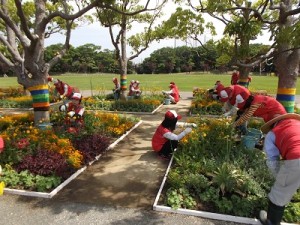 大勢のスタッフが花柄を取っています。