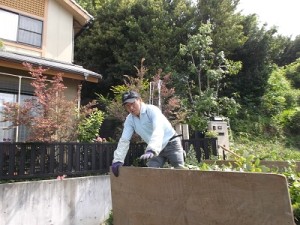 1人が上に乗り荷台に押し込みます