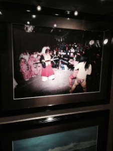 ロビーに飾られている追儺式の写真